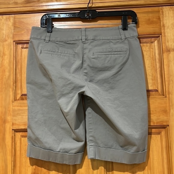 Ann Taylor Gray Boardwalk Shorts Size 2 - Picture 2 of 4